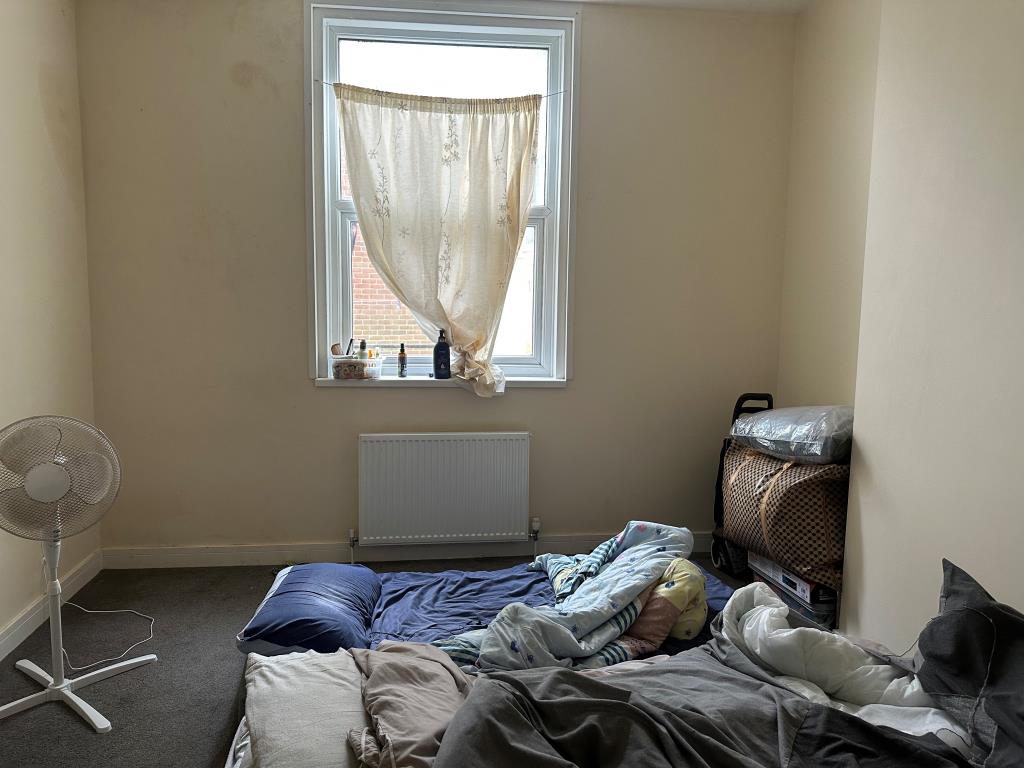 Lot: 17 - FREEHOLD BLOCK INVESTMENT COMPRISING TWO FLATS AND SHOP - Flat 1 - Bedroom with window and radiator